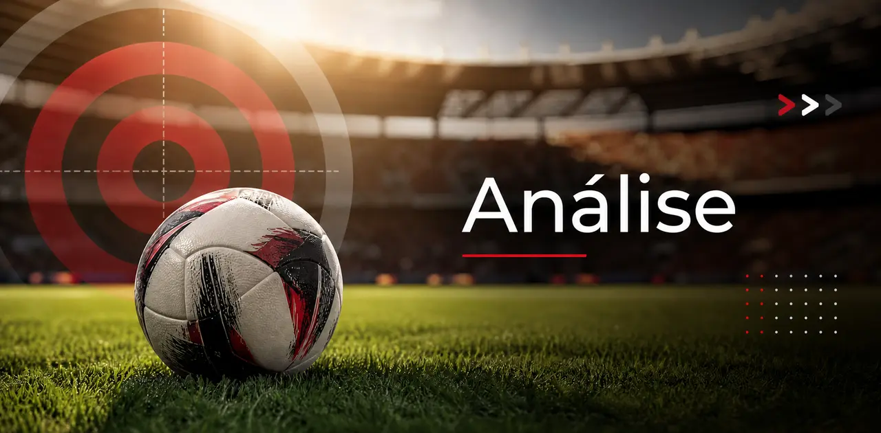Análise Pickmania, bola de futebol no relvado de um estádio